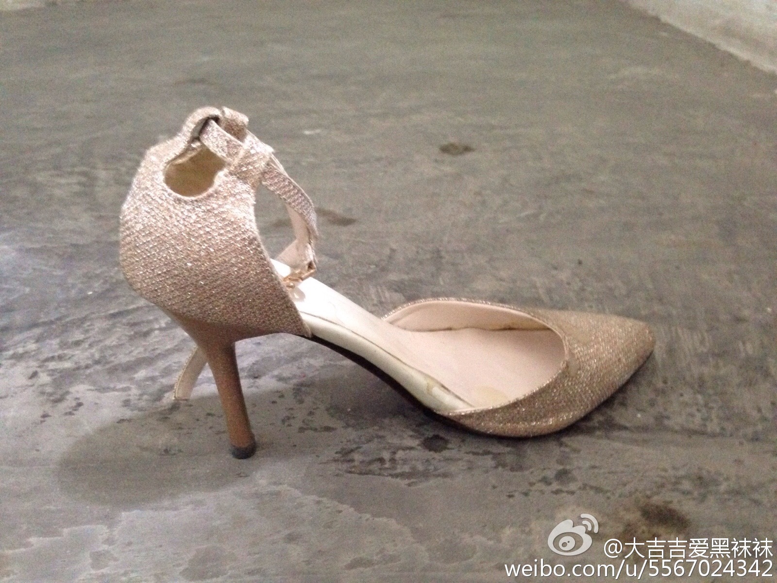 办公室给同事的鞋打胶:商场女鞋打胶(3)(点击浏览下一张趣图)