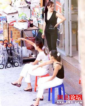 鸡婆小姐店图片:小姐做大保健服务图片(4)(点击浏览下一张趣图)