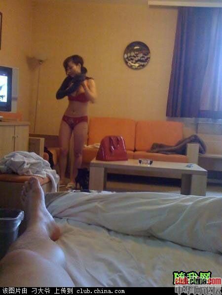 宾馆里的狗男女图片:狗男女打野战视频(4)(点击浏览下一张趣图)