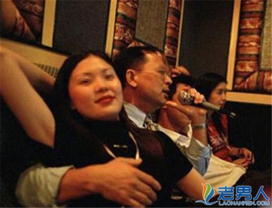 东莞ktv陪酒小姐龌龊图:夜店男女交易龌龊图片(4)(点击浏览下一张趣图)