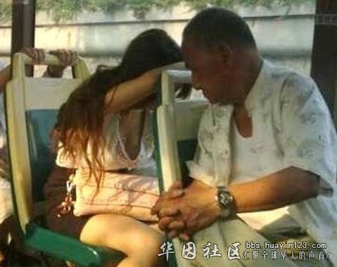 坐公交车走光:女学生公交车走光图图集(5)(点击浏览下一张趣图)
