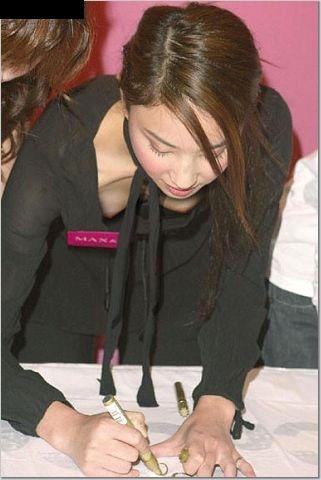 看见服务员走光:女人的尴尬没有内裤(点击浏览下一张趣图)