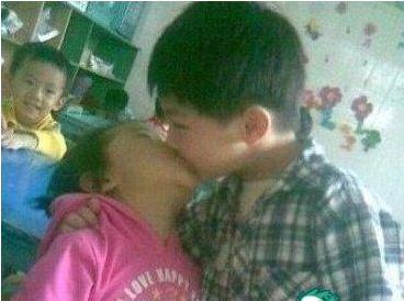 睡了初一小女生小女生和小男生接吻动态图(2)(点击浏览下一张趣图)