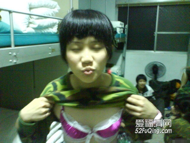 初中男女窗前不雅初中男女身体接触图片(2)(点击浏览下一张趣图)
