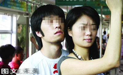 公交摸臀女子配合视频女子公交遭咸猪手图片(3)(点击浏览下一张趣图)