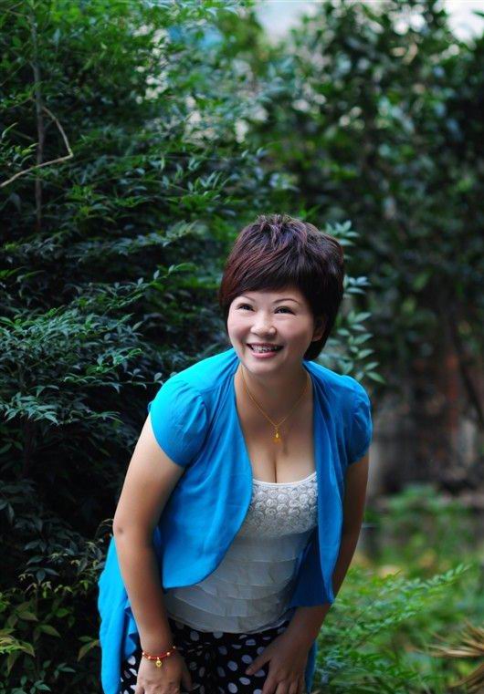 中国大妈比基尼被小伙爱上的大妈图片(4)(点击浏览下一张趣图)
