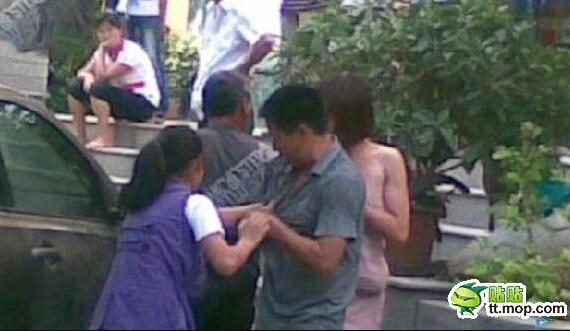 被5名女子当街扒衣视频扒衣服打架视频实拍截图(点击浏览下一张趣图)