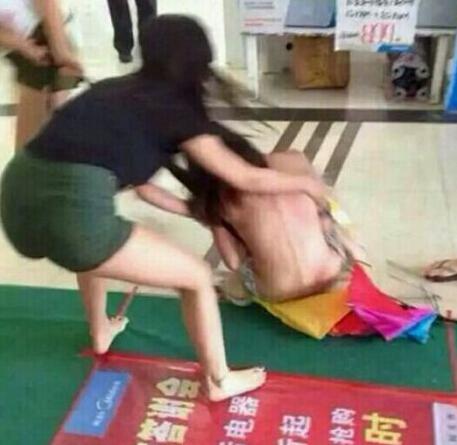 被5名女子当街扒衣视频扒衣服打架视频实拍截图(7)(点击浏览下一张趣图)