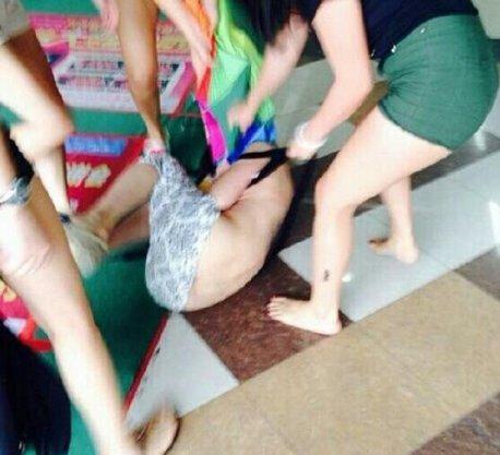 被5名女子当街扒衣视频扒衣服打架视频实拍截图(9)(点击浏览下一张趣图)