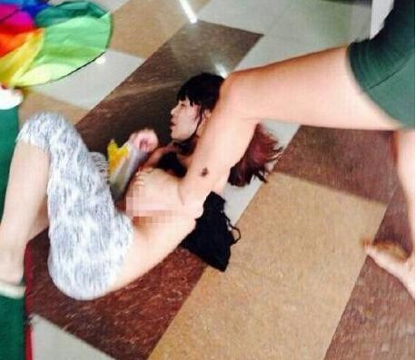 被5名女子当街扒衣视频扒衣服打架视频实拍截图(12)(点击浏览下一张趣图)