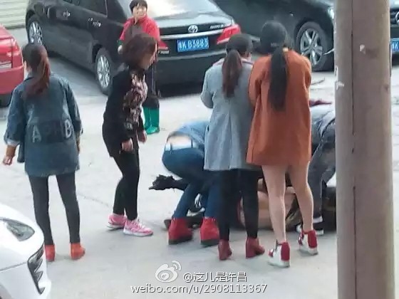 女生打架扒衣脱裤图片打小三扒衣实拍最新(点击浏览下一张趣图)