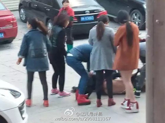 女生打架扒衣脱裤图片打小三扒衣实拍最新(3)(点击浏览下一张趣图)