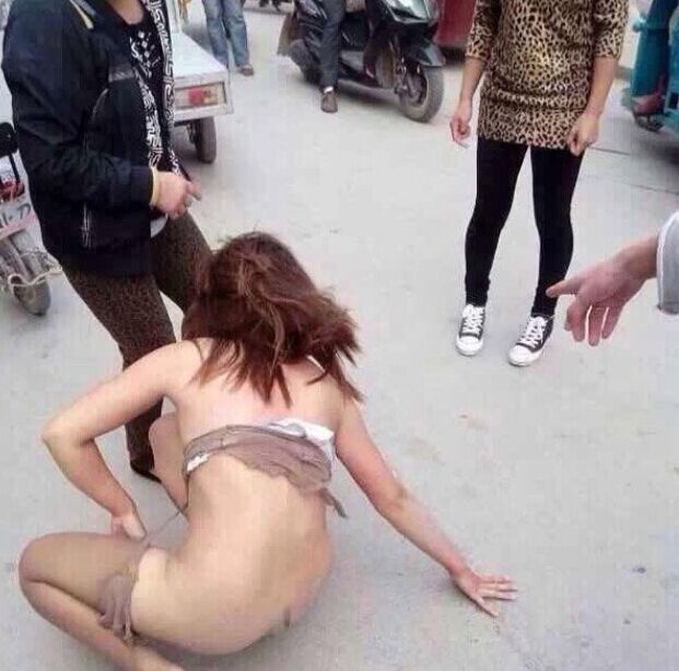 女生打架扒衣脱裤图片打小三扒衣实拍最新(5)(点击浏览下一张趣图)