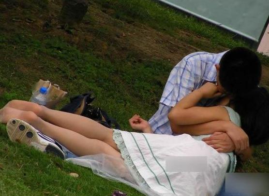 公园高中女生亲热图片10岁小学生公园亲热(点击浏览下一张趣图)