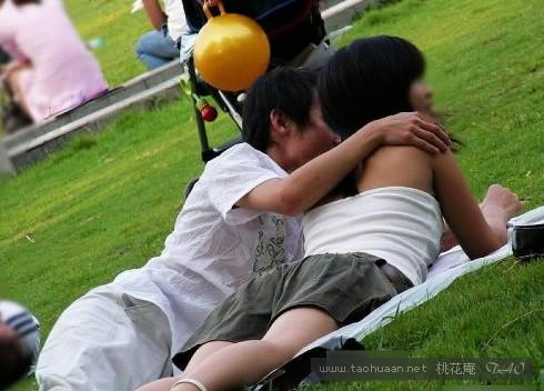 公园情侣亲热吃摸全集公园里的龌龊男女(6)(点击浏览下一张趣图)