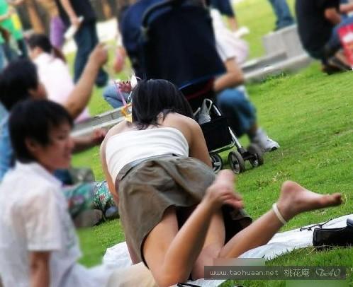 公园情侣亲热吃摸全集公园里的龌龊男女(7)(点击浏览下一张趣图)