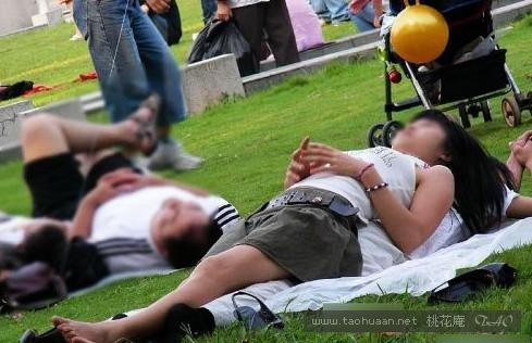 公园情侣亲热吃摸全集公园里的龌龊男女(8)(点击浏览下一张趣图)