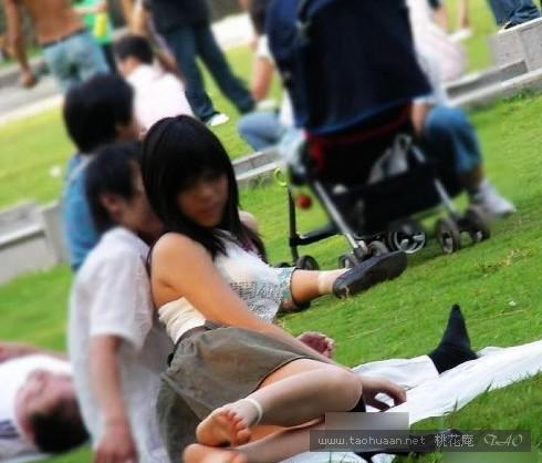 公园情侣亲热吃摸全集公园里的龌龊男女(9)(点击浏览下一张趣图)