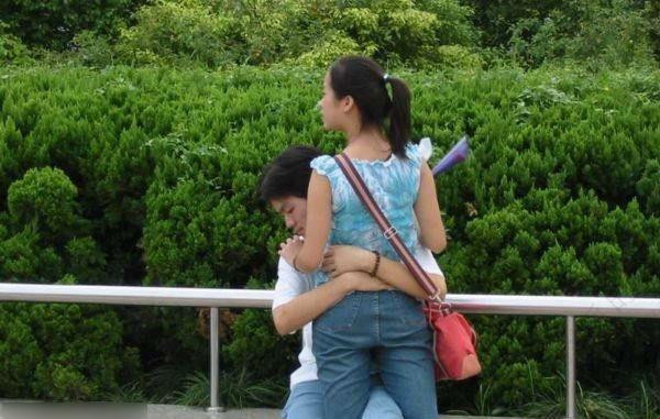情侣地铁亲热现场脱裤情侣公园亲热视频一(3)(点击浏览下一张趣图)