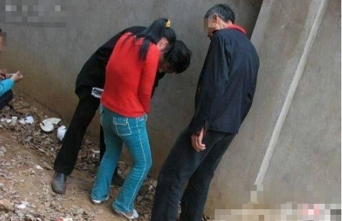情侣地铁亲热现场脱裤情侣公园亲热视频一(7)(点击浏览下一张趣图)