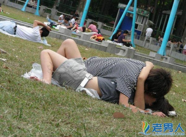 旁若无人的情侣亲热情侣楼道亲热视频(7)(点击浏览下一张趣图)
