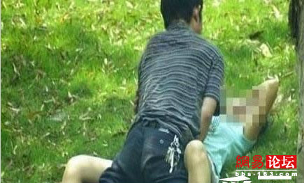 学生情侣亲热全过程图片中学生情侣操场内亲热(3)(点击浏览下一张趣图)