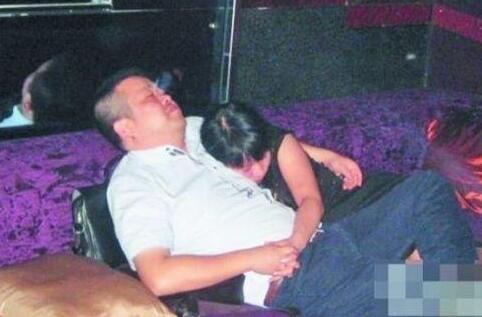 武汉官员不雅照片全集不雅试衣间男女视频(3)(点击浏览下一张趣图)