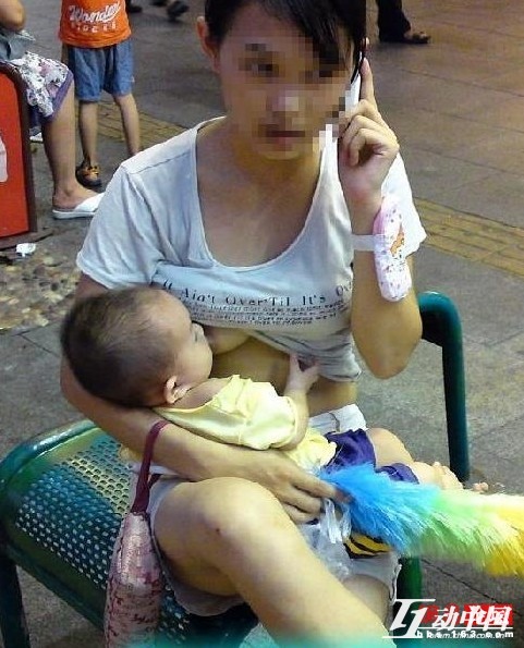 奶太多涨奶图片 宝妈晒晒挤奶照(2)(点击浏览下一张趣图)