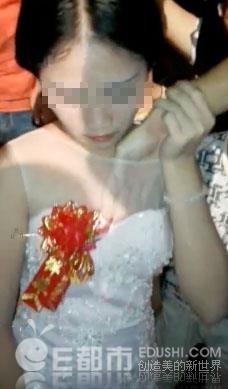 闹洞房摸新娘奶图片漂亮新娘遭渣男们污闹(3)(点击浏览下一张趣图)