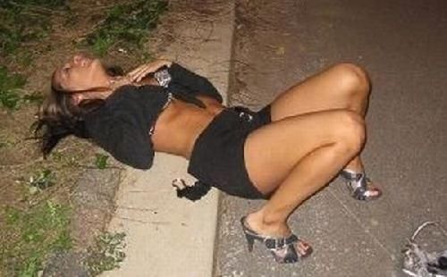 女人喝醉酒的后果视频图片妹子喝酒被占便宜视频(点击浏览下一张趣图)