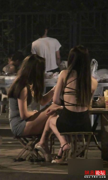 把妹子灌多了视频图片南阳醉酒女子路边(2)(点击浏览下一张趣图)