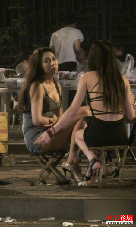 把妹子灌多了视频图片南阳醉酒女子路边(3)(点击浏览下一张趣图)
