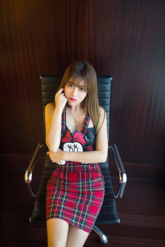 思思热综合网美女图片(2)(点击浏览下一张趣图)