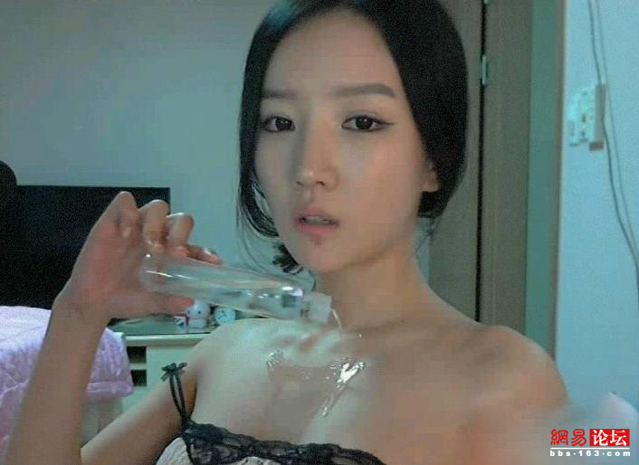 裸聊直播间六间房房号图片欣赏哪个直播间比较开放介绍图解(点击浏览下一张趣图)