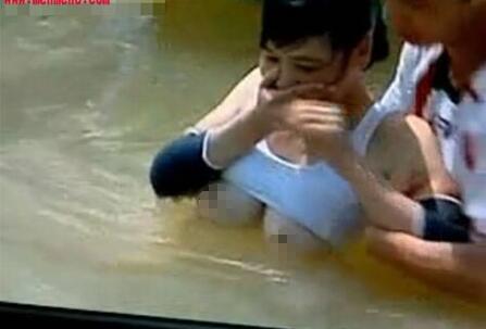 闯关周洋胸衣掉了图片(点击浏览下一张趣图)
