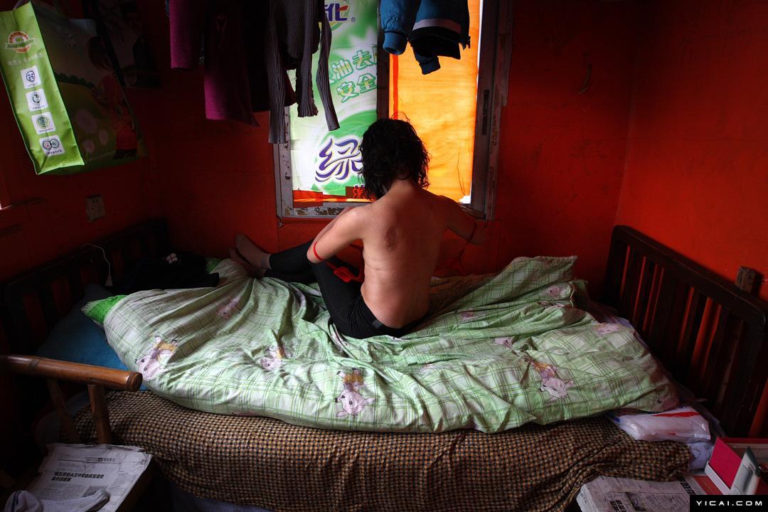 妇女为老人服视频动态图四十岁的女人失足妇女(7)(点击浏览下一张趣图)