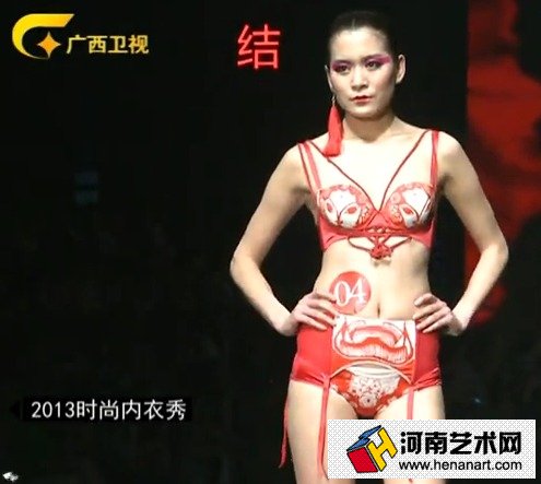 法国透明抖奶透明高清图片t台透明见奶时装秀(点击浏览下一张趣图)