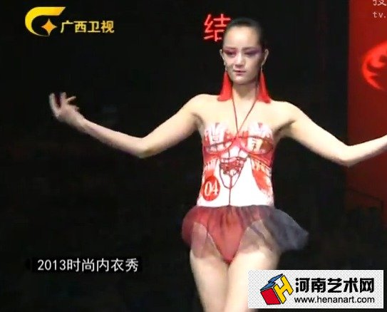 法国透明抖奶透明高清图片t台透明见奶时装秀(2)(点击浏览下一张趣图)