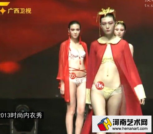 法国透明抖奶透明高清图片t台透明见奶时装秀(3)(点击浏览下一张趣图)