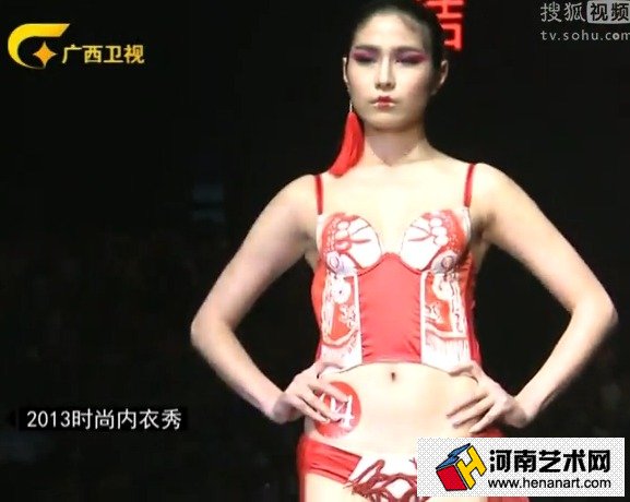 法国透明抖奶透明高清图片t台透明见奶时装秀(5)(点击浏览下一张趣图)