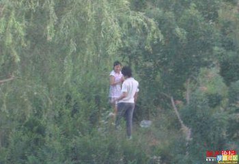 树森里的龌龊交易图片 老人树森无遮偷腥图片(4)(点击浏览下一张趣图)