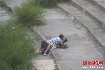 树森里的龌龊交易图片 四川老头偷腥图片大全(点击浏览下一张趣图)