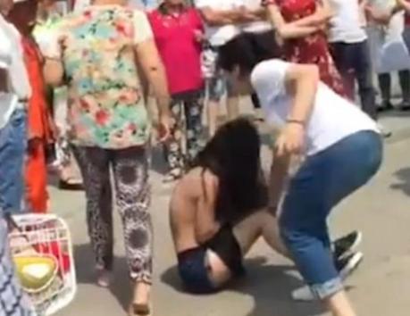 打小三扒衣实拍最新小三被打拔光视频播放(点击浏览下一张趣图)