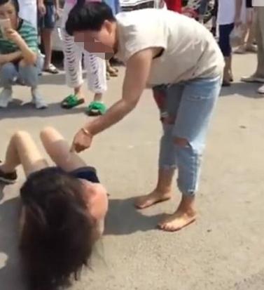 打小三扒衣实拍最新小三被打拔光视频播放(5)(点击浏览下一张趣图)