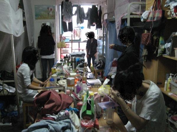 大学寝室女生内衣爆照图片 15岁女孩挂脖吊带内衣(2)(点击浏览下一张趣图)