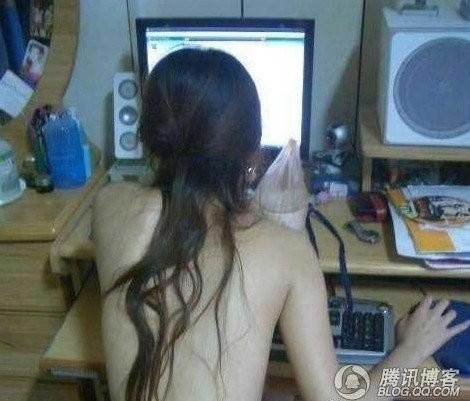 大学寝室女生内衣爆照图片 15岁女孩挂脖吊带内衣(3)(点击浏览下一张趣图)