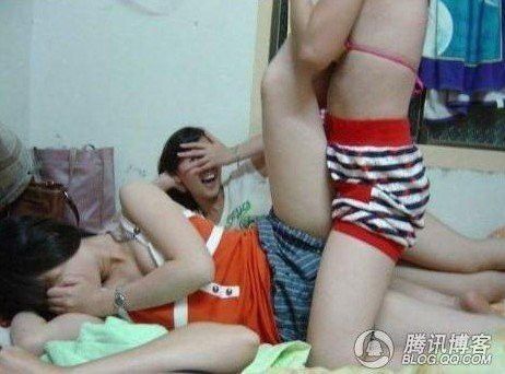 大学寝室女生内衣爆照图片 15岁女孩挂脖吊带内衣(6)(点击浏览下一张趣图)
