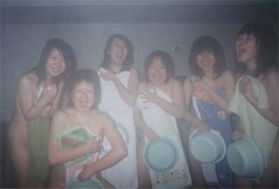 大学寝室女生内衣爆照图片 15岁女孩挂脖吊带内衣(7)(点击浏览下一张趣图)