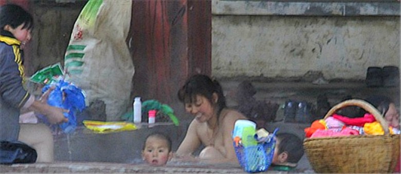 汤河女人裸浴所有图片 有一位女客人正在裸浴(2)(点击浏览下一张趣图)