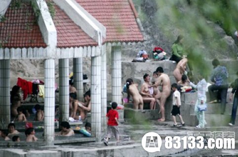 汤河女人裸浴所有图片 有一位女客人正在裸浴(3)(点击浏览下一张趣图)